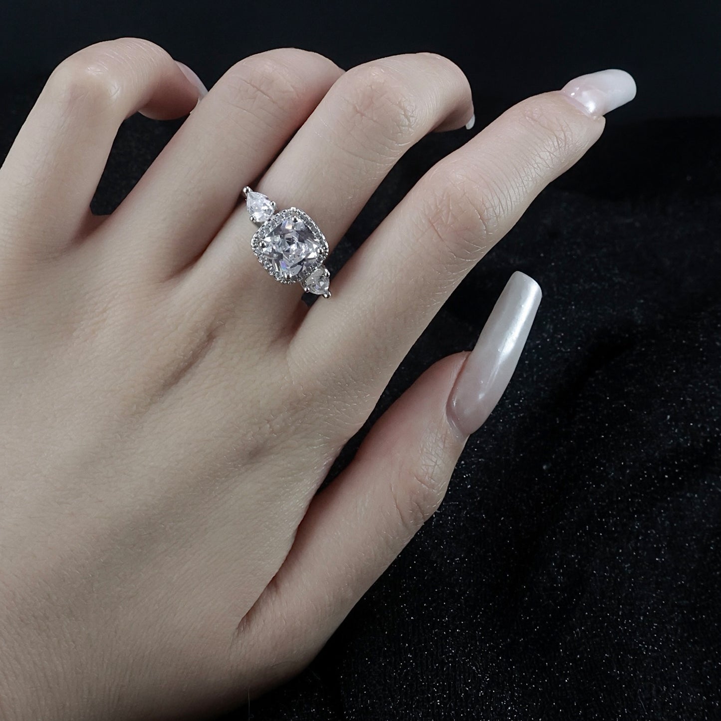 Joudwass adjustable moissanite ring: diamond-alternative brilliance, fits all sizes. Perfect gift for her!